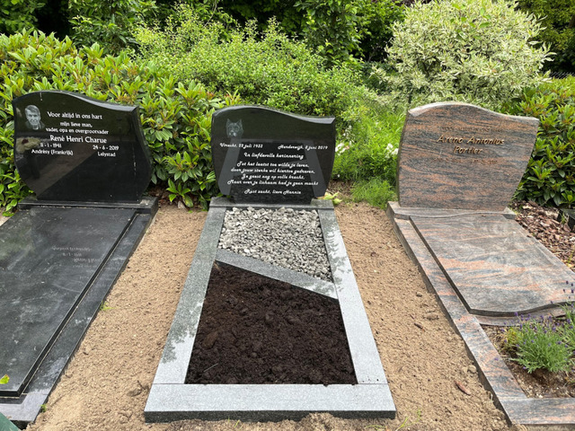 Grafsteen Golfkop in Impala Zwart Graniet op de algemene begraafplaats in Lelystad