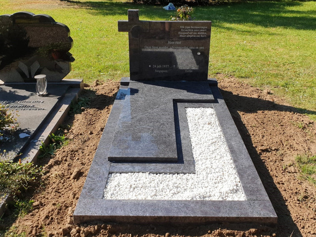 Grafsteen Kruis van Orion graniet op de RK begraafplaats in Zutphen