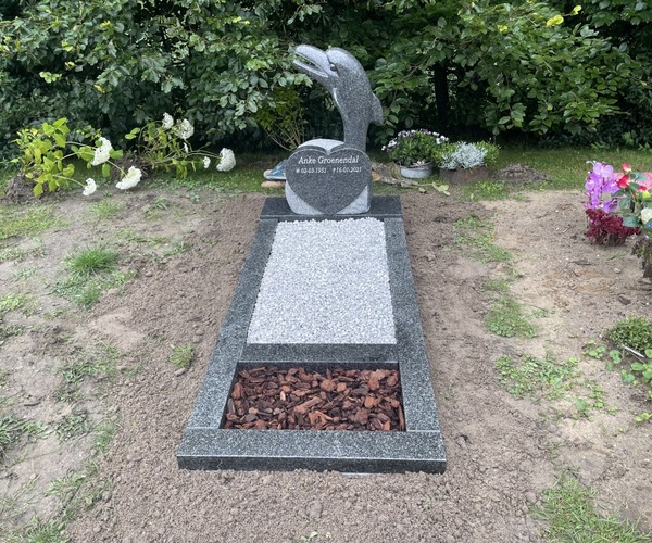 Prachtige grafsteen Dolfijn op Hoflaan Zoetermeer
