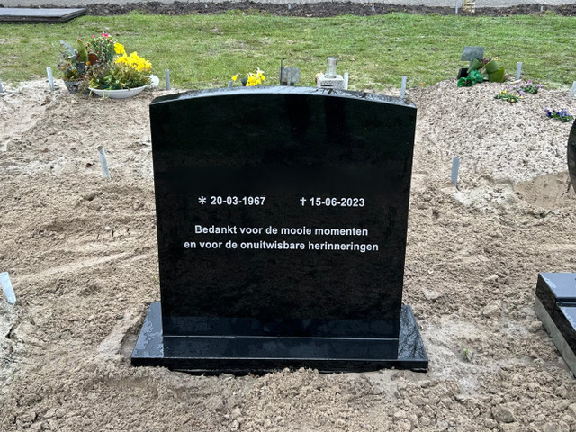 Staande grafsteen in Lelystad