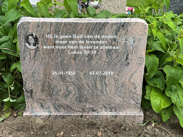 Gedenksteen in Paradiso op de algemene begraafplaats in Lelystad